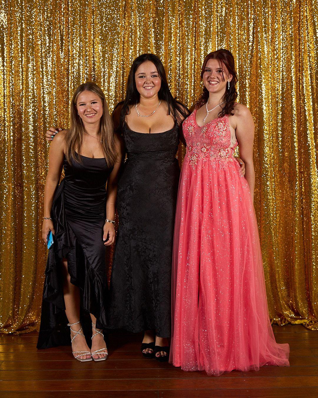 1 S4 A1674 Socials