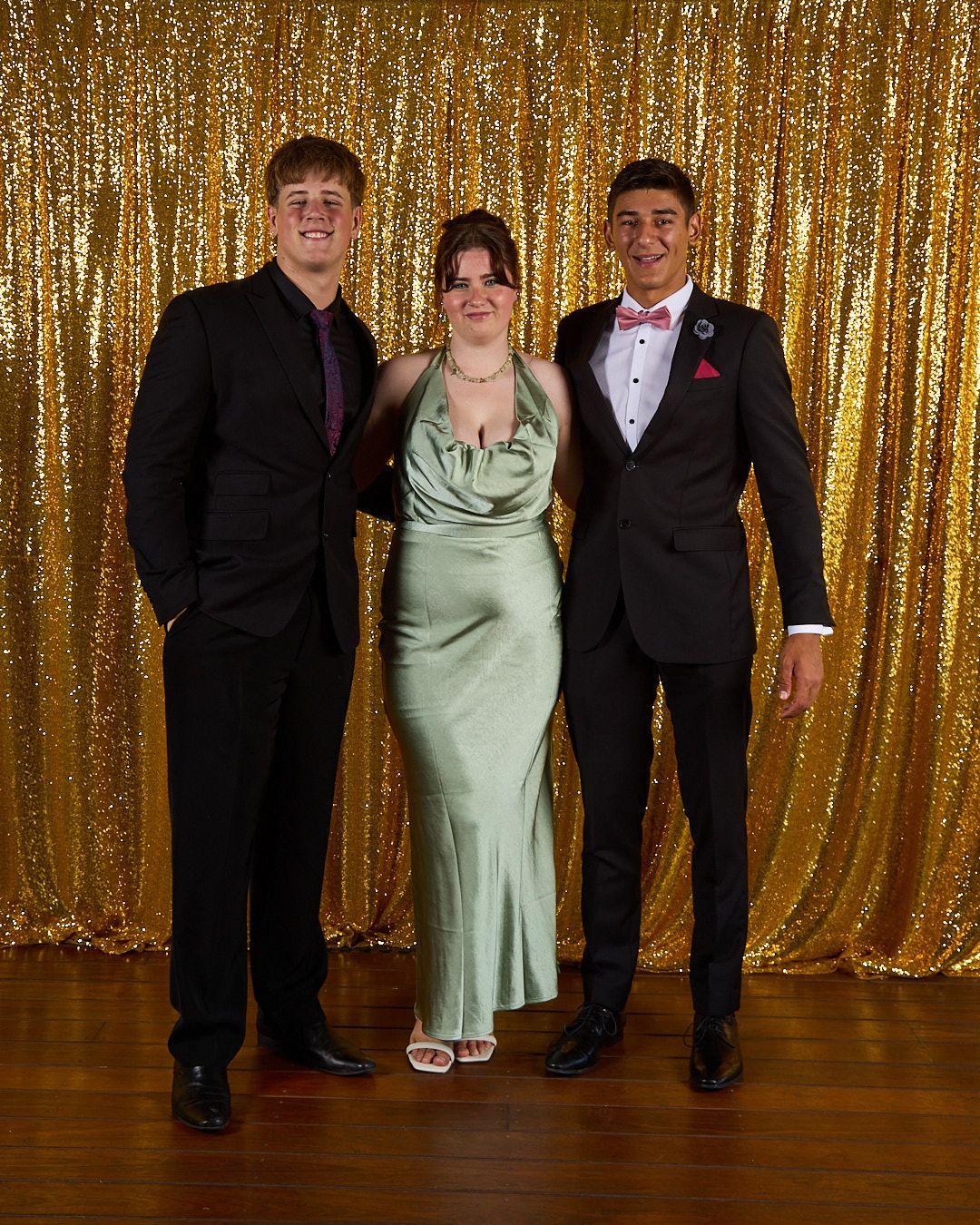 1 S4 A1725 Socials